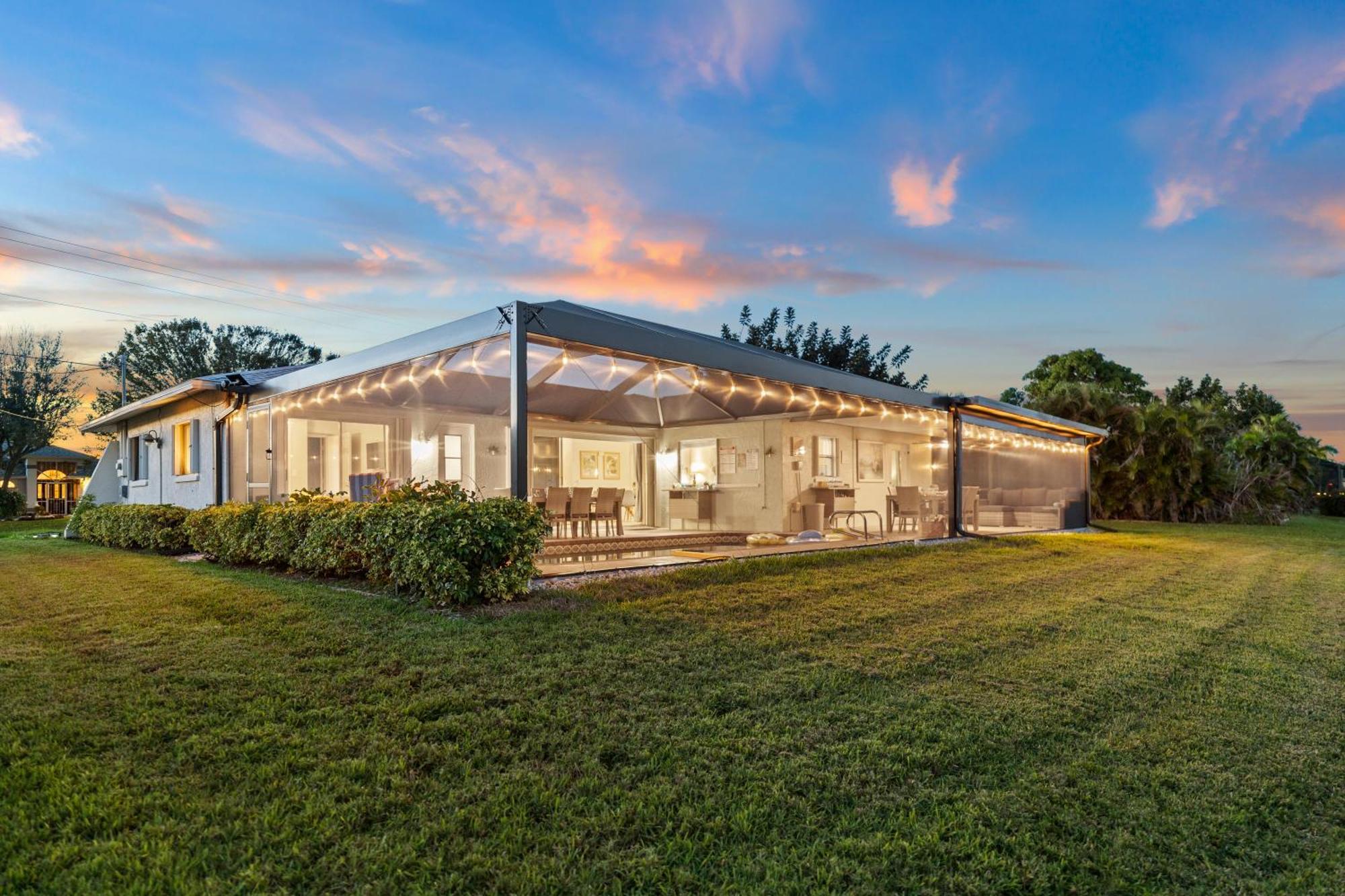 Serenity Waterfront Villa With King Suite, Private Pool, Great Lanai Enclosure And Long Water Views Cape Coral Exterior foto