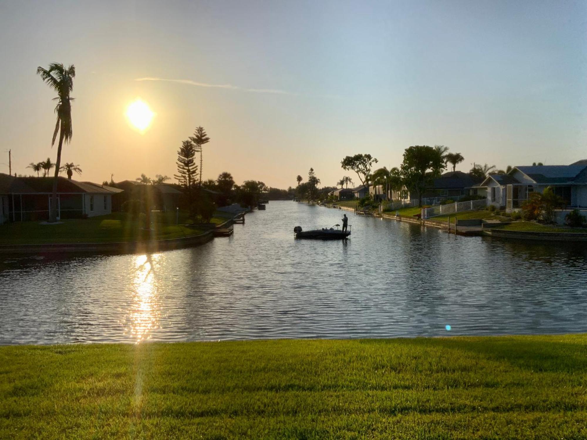 Serenity Waterfront Villa With King Suite, Private Pool, Great Lanai Enclosure And Long Water Views Cape Coral Exterior foto