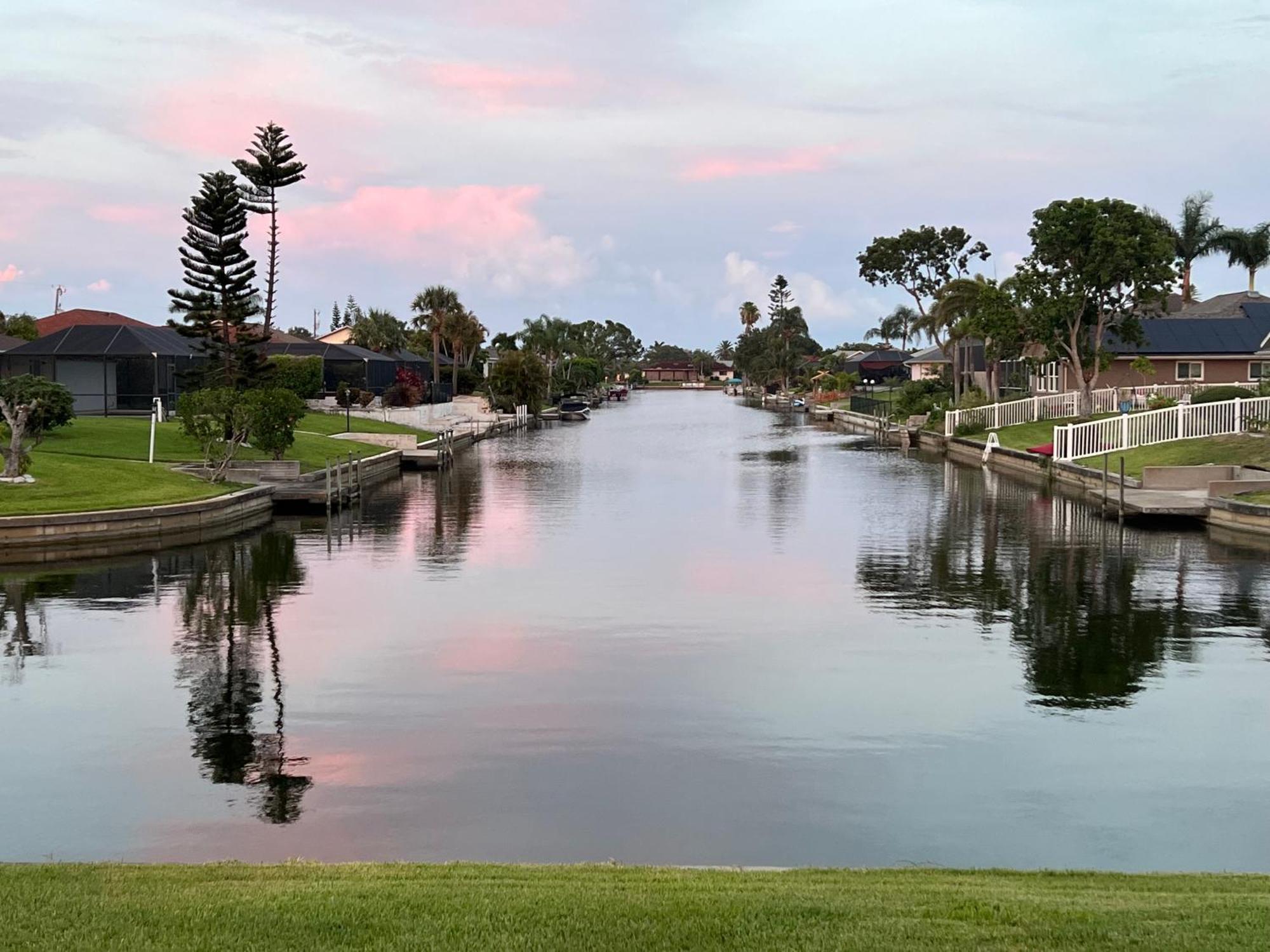 Serenity Waterfront Villa With King Suite, Private Pool, Great Lanai Enclosure And Long Water Views Cape Coral Exterior foto