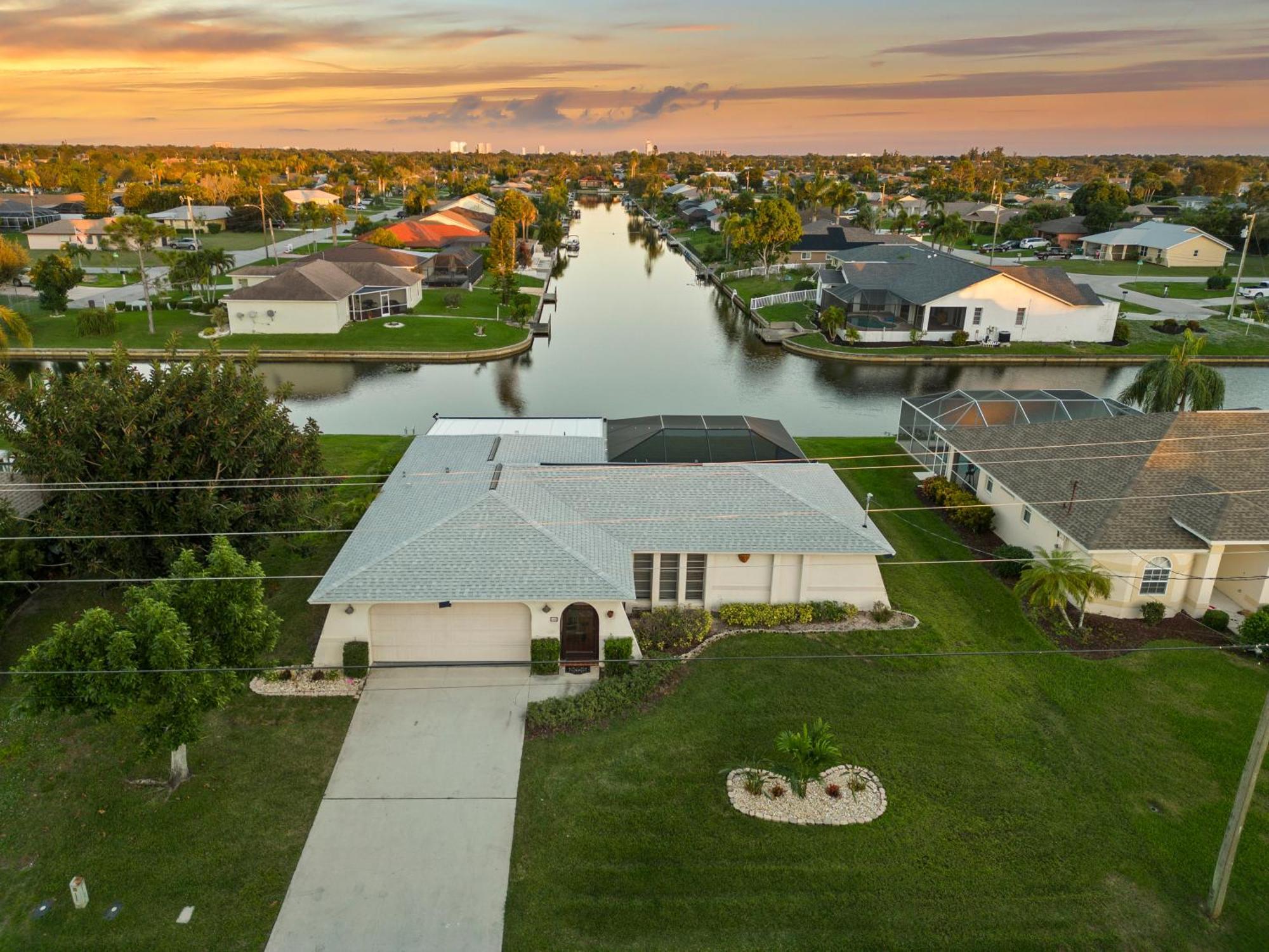 Serenity Waterfront Villa With King Suite, Private Pool, Great Lanai Enclosure And Long Water Views Cape Coral Exterior foto